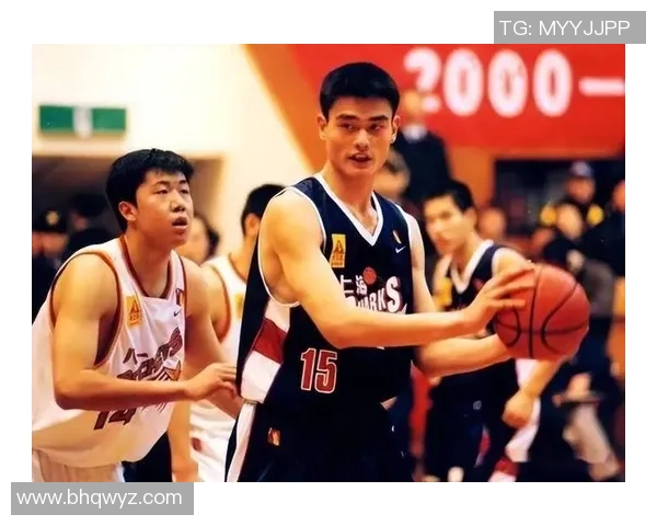 姚明背靠篮筐的瞬间：巨人之姿与篮球的完美结合