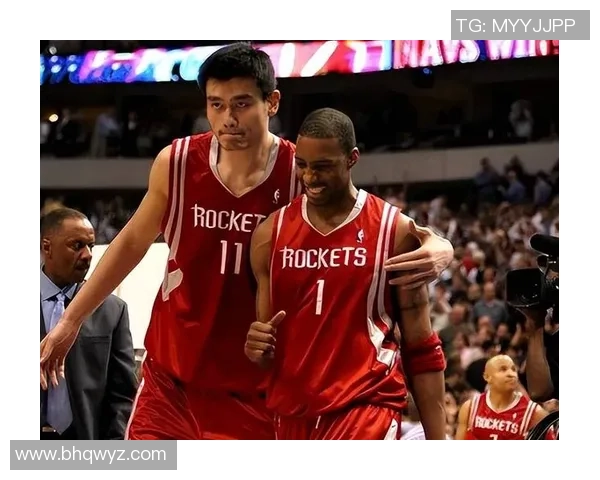 小黑化身篮球巨星姚明展现惊人身高与魅力的精彩瞬间